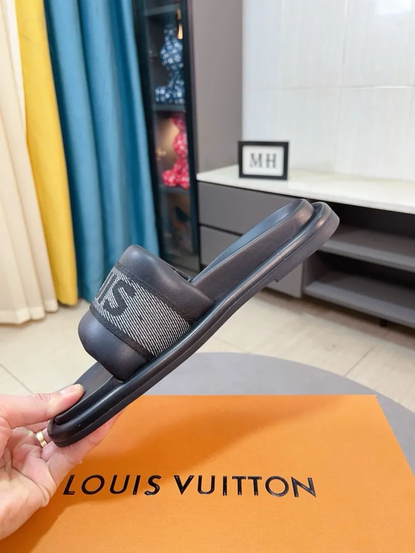 Ex-factory price 360🌹🌹 (lv-Louis Vuitton) New men's slippers, high-end boutique, exquisite embossed logo decoration on the upper, fine workmanship, super soft soles, casual, loose and comfortable, a must-have in summer! \nsize：38-44
